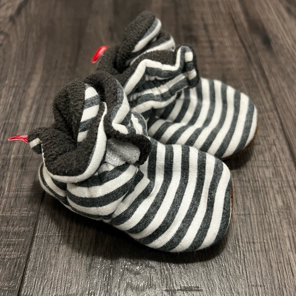 Unisex-Baby White and Grey Stripes Fleece Booties Socks Non Skid Gripper Bottom - Picture 1 of 12